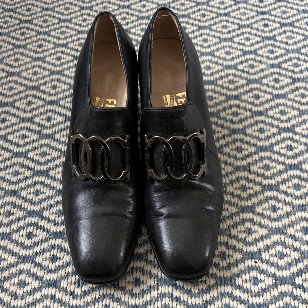 VINTAGE FERRAGAMO “Gancini” buckle leather pump